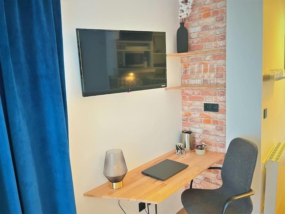 King Kong In New York Style Apartment *